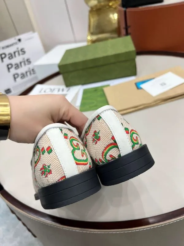 👟👟Ex-factory price 440👟👟 2022 new G family classic design loafers, made of V-shaped quilted effect leather, double G monogram evolved from Gucci, calf leather, mixed sheepskin lining, heel height 1.5 cm, original molded wear-resistant Tpu outsole. Code number 35-42,